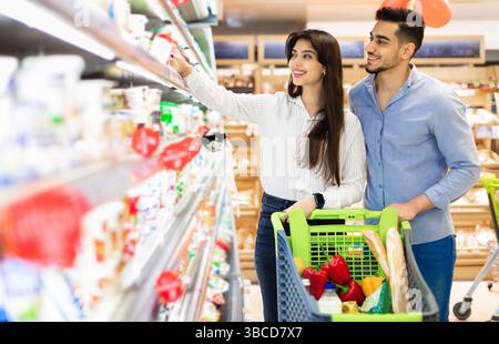 Épicerie familiale Shopping, couple arabe achetant de la nourriture dans le supermarché Banque D'Images