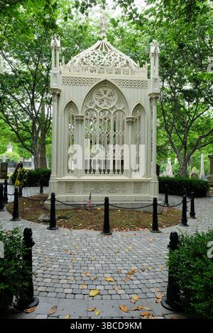 Tombeau du président AMÉRICAIN James Monroe et lieu de sépulture dans le cimetière d'Hollywood, Richmond, Virginie ; cage en fonte de style néo-gothique conçue par Albert Lybrock. Banque D'Images