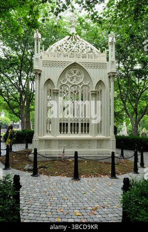 Tombeau du président AMÉRICAIN James Monroe et lieu de sépulture dans le cimetière d'Hollywood, Richmond, Virginie ; cage en fonte de style néo-gothique conçue par Albert Lybrock. Banque D'Images