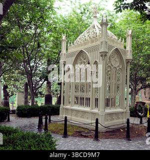 Tombeau du président AMÉRICAIN James Monroe et lieu de sépulture dans le cimetière d'Hollywood, Richmond, Virginie ; cage en fonte de style néo-gothique conçue par Albert Lybrock. Banque D'Images