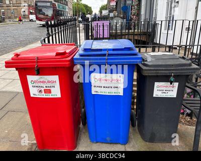 Bacs de recyclage des déchets alimentaires et de verre et bac à déchets généraux sur une rue Edinburgh, Édimbourg Écosse Banque D'Images