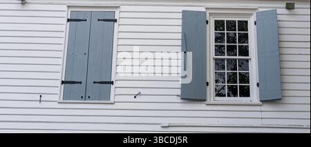 Volets gris sur White Wood Building Banque D'Images