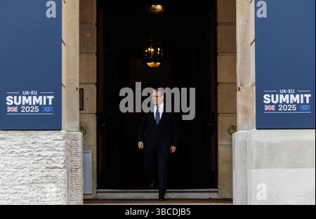 (250519) -- LONDRES, 19 mai 2025 (Xinhua) -- le premier ministre britannique Keir Starmer est vu avant le sommet Royaume-Uni-UE à Londres, Grande-Bretagne, le 19 mai 2025. La Grande-Bretagne et l’Union européenne (UE) sont parvenus lundi à un accord de grande envergure, qui devrait générer près de 9 milliards de livres (environ 12,02 milliards de dollars américains) pour l’économie britannique d’ici 2040, a annoncé Downing Street. RÉSERVÉ À UN USAGE ÉDITORIAL (Simon Dawson/No. 10 Downing Street/documentation via Xinhua) Banque D'Images