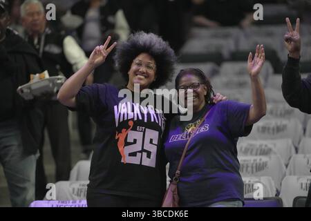 Fans de Golden State Valkyries au Chase Center, mardi 16 mai 2025, à San Francisco. Le premier match de saison régulière de l'histoire de la franchise Valkyries. (Photo de Gerome Wright/image du sport). Banque D'Images