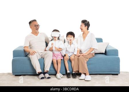 Quatre générations (grands-parents et petits-enfants) jouant à des jeux VR sur le canapé Banque D'Images