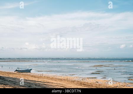 Vue sur la plage de Sanur à Bali, Indonésie Banque D'Images