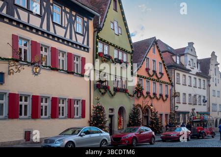 Bâtiments d'architecture allemande traditionnelle colorés dans le village de Rothenburg Bavaria en Allemagne Banque D'Images