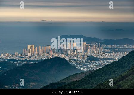 Le lever du soleil sur les hautes montagnes, loin est la célèbre ville touristique côtière de Nha Trang, Vietnam Banque D'Images