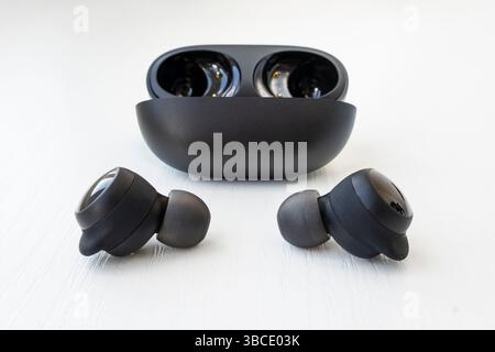 Casque. Gros plan casque sans fil noir sur fond blanc Banque D'Images