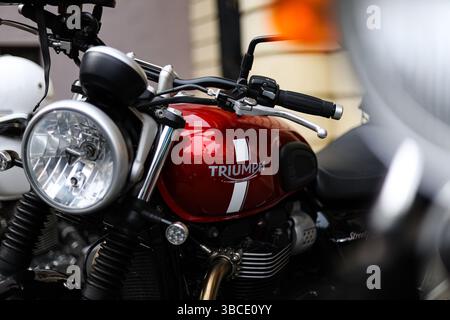 Logo Triumph sur une moto vue sur une moto pendant la course générale de moto. Un Distinguished Gentleman's Ride a eu lieu à Pétersbourg. Il s'agit d'un événement mondial sur la moto visant à recueillir des fonds et à sensibiliser la population à la recherche sur le cancer de la prostate et aux programmes de santé mentale pour les hommes au nom de la Fondation Movember. Il est né en 2011 en Australie et s'est rapidement étendu à 56 pays différents à travers le monde. La règle principale de l'événement est un code vestimentaire strict : un costume classique pour les hommes et des robes pour les filles, et seules les motos classiques ou rétro sont autorisées. (Photo par Artem Priakhin/SOPA image Banque D'Images