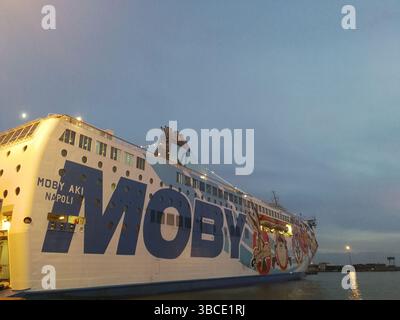 Ferry Moby Lines, de la compagnie maritime italienne, amarré au port d'Olbia en Sardaigne et pendant au port de Civitavecchia 06,2014 Banque D'Images
