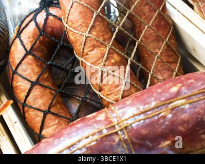 Sélection savoureuse de saucisses artisanales exposées dans un marché rustique mettant en valeur l'artisanat traditionnel et les saveurs riches Banque D'Images