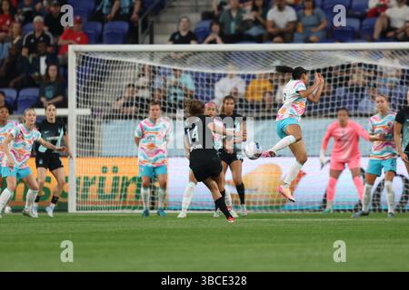 La défenseuse du Gotham FC Nealy Martin #14 obtient son tir dévié lors du match de la National Women's Soccer League contre le San Diego Wave FC au Sports Illustrated Stadium de Harrison, New Jersey, vendredi 16 mai 2025. (Photo : Gordon Donovan) Banque D'Images