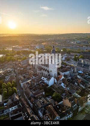 Halle, Vlaams Brabant, Belgique, 27 avril 2025, cette photo aérienne capture une ville historique au coucher du soleil, mettant en valeur des couleurs vives et une architecture impressionnante Banque D'Images