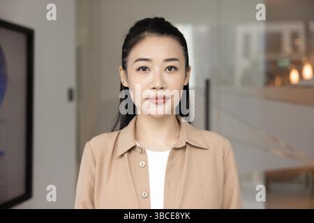 Portrait de tête de jeune femme d'affaires vietnamienne Banque D'Images