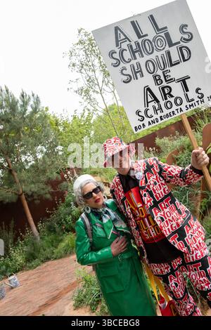 Royal Hospital Chelsea, Londres, Royaume-Uni. 19 mai 2025. RHS Chelsea Flower Show Gardens derniers préparatifs avant la journée d'ouverture publique le 20 mai. Image : Show Garden - le Hospitalfield Arts Garden conçu par Nigel Dunnett tire son inspiration de l'emplacement de Hospitalfield Arts sur la côte est de l'Écosse, avec son paysage continu de dunes de sable doux, fragile et précieux. Les artistes Jessica Vorsager et Bob & Roberta Smith font campagne dans le jardin pendant la journée de presse. Crédit : Malcolm Park/Alamy Live News Banque D'Images