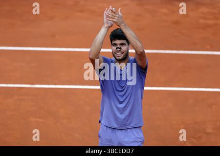 Rome, Italie. 18 mai 2025. Carlos Alcaraz (ESP) applaudit lors de l'Internazionali BNL d'Italia 2025 ATP Master Men's circuit 1000 à Rome au Foro Italico. Résultat final du match : Jannik Sinner 0 - Carlos Alcaraz 2 (6-7, 1-6) crédit : SOPA images Limited/Alamy Live News Banque D'Images