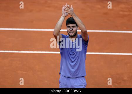 Rome, Italie. 18 mai 2025. Carlos Alcaraz (ESP) applaudit lors de l'Internazionali BNL d'Italia 2025 ATP Master Men's circuit 1000 à Rome au Foro Italico. Résultat final du match : Jannik Sinner 0 - Carlos Alcaraz 2 (6-7, 1-6) (photo Marco Iacobucci/SOPA images/Sipa USA) crédit : Sipa USA/Alamy Live News Banque D'Images