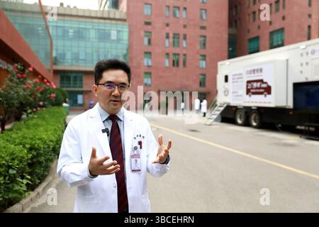 Pékin, Chine. 18 mai 2025. PAN Xiangbin, vice-président et professeur de l'hôpital Fuwai de Pékin, Académie chinoise des sciences médicales, présente un véhicule mobile transportant des appareils d'échocardiographie et d'anesthésie de son hôpital de Pékin, capitale de la Chine, le 18 mai 2025. POUR ALLER DE L'avant AVEC 'Across China : la thérapie chinoise guidée par échographie améliore la capacité globale de soins cardio-vasculaires' crédit : Fang Sixian/Xinhua/Alamy Live News Banque D'Images