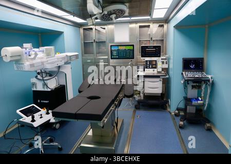 Pékin, Chine. 18 mai 2025. Cette photo prise le 18 mai 2025 montre la vue intérieure d'un véhicule d'opération mobile avec échocardiographie et machines d'anesthésie de l'hôpital Fuwai de Pékin, Académie chinoise des sciences médicales, à Pékin, capitale de la Chine. POUR ALLER DE L'avant AVEC 'Across China : la thérapie chinoise guidée par échographie améliore la capacité globale de soins cardio-vasculaires' crédit : Fang Sixian/Xinhua/Alamy Live News Banque D'Images