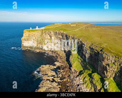 Vue aérienne du phare de Dunnet Head au point le plus au nord du Royaume-Uni, Caithness, Écosse, Royaume-Uni Banque D'Images