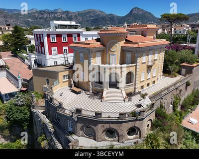 Vue aérienne de la côte de Sant Agnello belle villa au sommet d'une falaise surplombant le golfe de Naples. Italie Banque D'Images