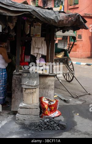 KOLKATA, BENGALE OCCIDENTAL, INDE - 19 FÉVRIER 2024 scène de rue typique dans le quartier Bow Barracks de la ville Banque D'Images