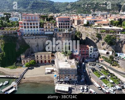 Vue aérienne de Porto di Sorrento, Port de Sorrento et port de plaisance. Sorrente, Italie Banque D'Images