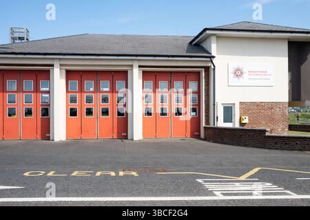 Portrush, Irlande du Nord - 19 mai 2025 : façade de la caserne de pompiers de Portrush, Service d'incendie et de sauvetage d'Irlande du Nord, extérieur du bâtiment, pas de personnes Banque D'Images