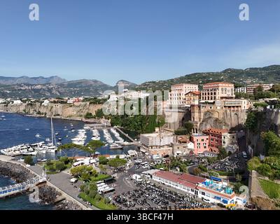 Vue aérienne de Porto di Sorrento, Port de Sorrento et port de plaisance. Sorrente, Italie Banque D'Images