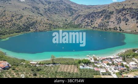 Unique lac Kournas dans la préfecture de Chania en Crète - le seul lac d'eau douce sur l'île Banque D'Images