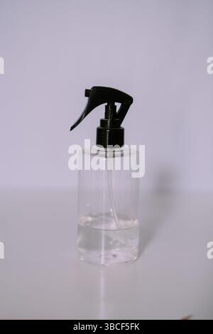 Nature morte simple d'un vaporisateur transparent avec buse noire. Idéal pour la beauté, le nettoyage ou les concepts médicaux. Design minimaliste et épuré Banque D'Images