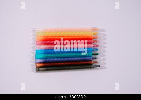 Une pile de crayons assortis sur une surface blanche. Idéal pour l'art, la rentrée scolaire ou les concepts d'éducation. Banque D'Images