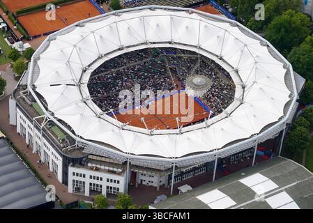 Blick aus der Luft auf das mit Zuschauern gefuellte Tennisstadion mit offenem Dach dem Center court am Hamburger Rothenbaum und Nebenplaetze AM 19.05.2025.ES ist Bestandteil der Anlage von Tennisplaetzen des Vereins Der Club an der Alster Hamburg Bild wurde aus einem Hubschrauber gemacht es lag eine Ueberfluggenemigung vor und die Mindesflughoehe wurde eingehalten Hamburg Deutschland *** vue aérienne du stade de tennis rempli de spectateurs avec toit ouvert le court central à Hambourg Rothenbaum et courts secondaires le 19 05 2025 il fait partie du complexe de courts de tennis du club Der Club an D. Banque D'Images