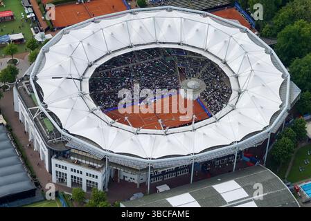 Blick aus der Luft auf das mit Zuschauern gefuellte Tennisstadion mit offenem Dach dem Center court am Hamburger Rothenbaum und Nebenplaetze AM 19.05.2025.ES ist Bestandteil der Anlage von Tennisplaetzen des Vereins Der Club an der Alster Hamburg Bild wurde aus einem Hubschrauber gemacht es lag eine Ueberfluggenemigung vor und die Mindesflughoehe wurde eingehalten Hamburg Deutschland *** vue aérienne du stade de tennis rempli de spectateurs avec toit ouvert le court central à Hambourg Rothenbaum et courts secondaires le 19 05 2025 il fait partie du complexe de courts de tennis du club Der Club an D. Banque D'Images