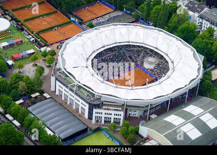Blick aus der Luft auf das mit Zuschauern gefuellte Tennisstadion mit offenem Dach dem Center court am Hamburger Rothenbaum und Nebenplaetze AM 19.05.2025.ES ist Bestandteil der Anlage von Tennisplaetzen des Vereins Der Club an der Alster Hamburg Bild wurde aus einem Hubschrauber gemacht es lag eine Ueberfluggenemigung vor und die Mindesflughoehe wurde eingehalten Hamburg Deutschland *** vue aérienne du stade de tennis rempli de spectateurs avec toit ouvert le court central à Hambourg Rothenbaum et courts secondaires le 19 05 2025 il fait partie du complexe de courts de tennis du club Der Club an D. Banque D'Images