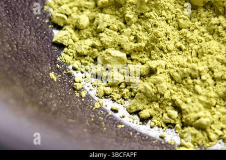 Poudre de matcha japonais bio dans un bol en céramique. Prise de vue macro. Thé vert traditionnel. Banque D'Images