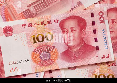 Cent billets de banque chinois en yuan. Billets de banque chinois Yuan renminbi en monnaie papier comme arrière-plan. Gros plan. Banque D'Images