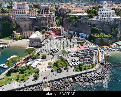 Vue aérienne de Porto di Sorrento, Port de Sorrento et port de plaisance. Sorrente, Italie Banque D'Images