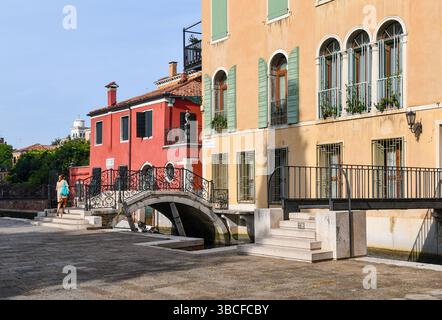 Ponte Giustinian (à gauche) sur le Rio de San Vidal, sur la place Campo San Vidal, sestiere de San Marco, Venise, Vénétie, Italie Banque D'Images