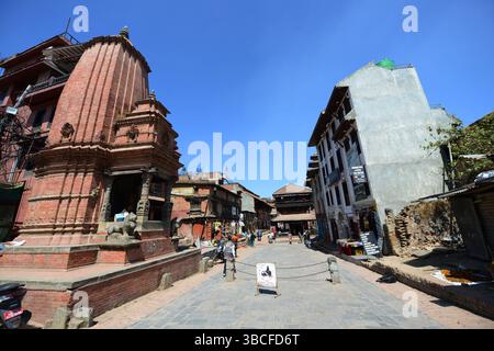 Marcher dans la vieille ville de Bhaktapur, Népal. Banque D'Images