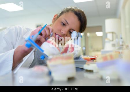 technicien dentaire travaillant en laboratoire préparant les fausses dents Banque D'Images