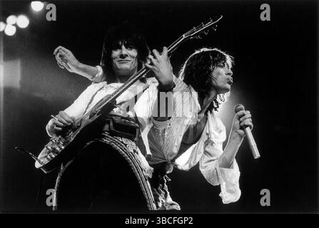 Ronnie Wood et Mick Jagger. Les Rolling Stones en concert à Earls court, cela faisait partie du London Leg de leur « Tour of Europe '76. » Londres, Angleterre mai 1976 1970 Royaume-Uni HOMER SYKES Banque D'Images