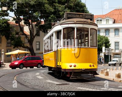 Un symbole de Lisbonne, le tramway traditionnel jaune numéro 28 Banque D'Images