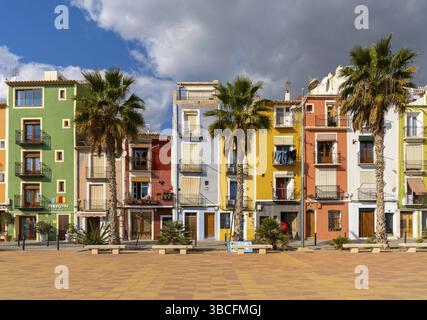 Villajoyosa, Espagne - 20 janvier 2022 : vue sur les maisons colorées de la plage dans la vieille ville historique de Villajoyosa Banque D'Images