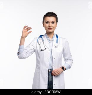 Photo de charmante femme attrayante un thérapeute spécialisé qualifié portent des pilules blanches de tenue de main de robe de médecin isolées sur fond blanc Banque D'Images