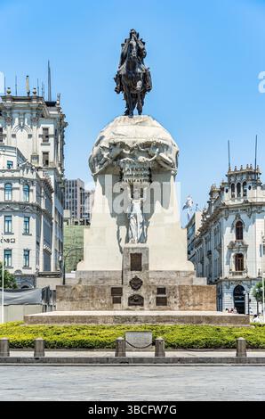 Lima, Pérou - 11 mars 2025 : gros plan avec la statue équestre du général Jose de San Martin située sur la Plaza San Martin. Banque D'Images