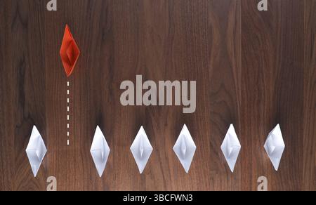 Nouvelles idées, créativité et diverses solutions innovantes ou concept de leadership bateaux papier sur une table de bureau Banque D'Images