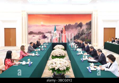 Pékin, Chine. 20 mai 2025. Wang Huning, président du Comité national de la Conférence consultative politique du peuple chinois (CCPPC), rencontre le président de la Chambre des députés du Mexique Sergio Guti¨¦rrez Luna à Pékin, capitale de la Chine, le 20 mai 2025. Crédit : Ding Lin/Xinhua/Alamy Live News Banque D'Images