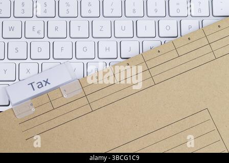 La photo montre un clavier blanc avec une mallette fiscale Banque D'Images